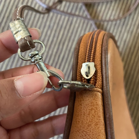 VINTAGE GUCCI LEATHER CROSSBODY BAG - Picture 4 of 5